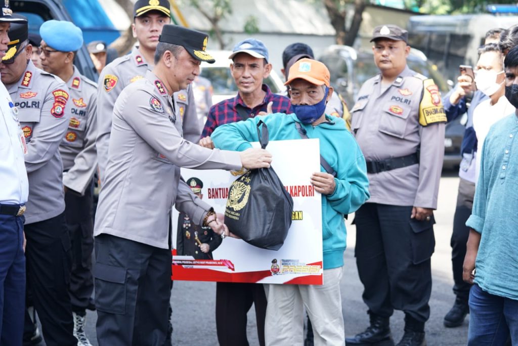 Wujud Kepedulian Terhadap Masyarakat, Kapolri Bagikan 2.000 Bansos ke Warga Jakarta Utara