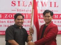 Penyerahan sstafet kepemimpinan secara simbolis dari Ansyar selaku Presiden BEM UM Banjarmasin (Presidium Nasional BEM PTMA-I Zona II Kalimantan 2022-2023) kepada Arif Bayu Basyariman selaku Presiden BEM UM Palangkaraya (Presidium Nasional BEM PTMA-I Zona II Kalimantan Terpilih)