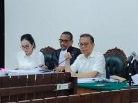 Kedua Terdakwa saat berada di persidangan