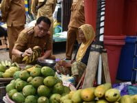 Pj Bupati Kapuas, Erlin Hardi saat meninjau harga di area pasar kuala kapuas.