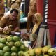 Pj Bupati Kapuas, Erlin Hardi saat meninjau harga di area pasar kuala kapuas.
