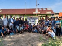 Warga bersama tim Polda Kalteng saat berada di lokasi lahan yang dilaporkan diduga diserobot PT KSS.