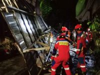 Atap Baja Ringan Terbang Tertiup Angin Timpa Rumah Warga