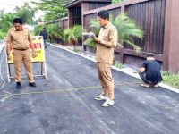 Disperkimtan Kota Palangka Raya saat meninjau pengaspalan jalan