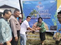 BRI Cabang Kuala Kapuas "Peduli Jaga Sungai dari Sampah Sekaligus Melakukan Penanaman Bibit Pohon"