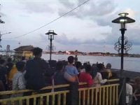 Masyarakat Kota Kuala Kapuas saat menikmati Hiburan di Pelabuhan KP3 dalam Acara Festival Kota Air