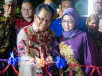 Pj Bupati Kapuas Erlin Hardi didampingi Pj Ketua TP PKK Kapuas Agustina Erlin saat melakukan pemotongan pita tanda telah dibukanya Festival Kapuas Kota Air yang berlangsung di depan Kawasan Rujab Bupati Kapuas