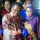 Pj Bupati Kapuas Erlin Hardi didampingi Pj Ketua TP PKK Kapuas Agustina Erlin saat melakukan pemotongan pita tanda telah dibukanya Festival Kapuas Kota Air yang berlangsung di depan Kawasan Rujab Bupati Kapuas