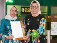 Pj Wali Kota Palangka Raya, Hera Nugrahayu bersama Plt BKPSDM Fifi Arfina. /foto:kominfo