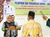 Pj Wali Kota Palangka Raya, Hera Nugrahayu saat melantik sabirin muhtar menjadi Kadis Dukcapil.