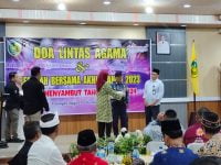 Pj Wali Kota Palangka Raya, Hera Nugrahayu, memberikan penghargaan kepada Sucipto, Koordinator Call Center 112. /Foto:bintang