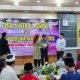 Pj Wali Kota Palangka Raya, Hera Nugrahayu, memberikan penghargaan kepada Sucipto, Koordinator Call Center 112. /Foto:bintang
