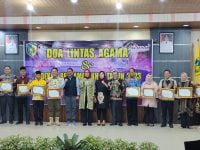 Pj Wali Kota Palangka Raya, Hera Nugrahayu serahkan penghargaan kepada 12 OPD berprestasi.