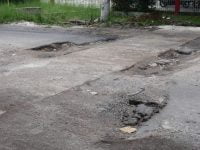 Kacau, Pengendara Motor Sering Jatuh Akibat Jalan Rusak