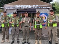 Kasatpol PP Palangka Raya, Berlianto beserta jajaran di depan pos pengawasan di kawasan pendidikan.