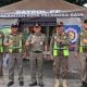 Kasatpol PP Palangka Raya, Berlianto beserta jajaran di depan pos pengawasan di kawasan pendidikan.