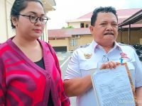 Korban Pemukulan oknum caleg, GAL didampingi kuasa hukumnya, Rusli Kliwon. /foto:gunawan