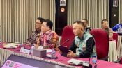Pj Bupati Kapuas, Erlin Hardi (kiri) bersama Sekda Kapuas, Septedy (kanan) menyampaikan capaian kinerja Pejabat Kapuas di Kemendagri Jakarta