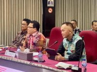 Pj Bupati Kapuas, Erlin Hardi (kiri) bersama Sekda Kapuas, Septedy (kanan) menyampaikan capaian kinerja Pejabat Kapuas di Kemendagri Jakarta