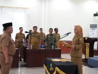 Pj Wali Kota Palanga Raya, Hera Nugrahayu saat melantik Sekretaris DPRD yang baru, Yustinus Gunihardi. /foto:kominfo