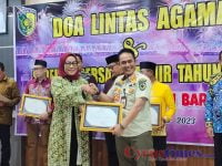 Pj Wali Kota Palangka Raya, Hera Nugrahayu serahkan penghargaan kepada Plt Kepala BPBD Palangka Raya, Berlianto
