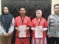 Tersangka H. Yarkoni dan istrinya Hj. Rahmawati sebagai salah satu pemilik Toko Panji