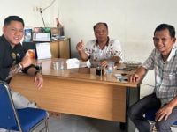 Adv. Suriansyah Halim Bersama Tomy Hidayat dan H. Alfianoor Korban Penipuan Toko Panji.