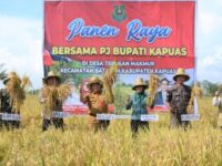 Pj Bupati Kapuas Hadiri Panen Raya Padi di Desa Terusan Makmur