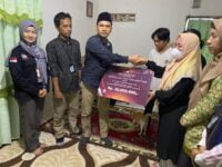 KPU Serahkan Uang Santunan Anggota KPPS Palangka Raya Meninggal Ke Ahli Waris