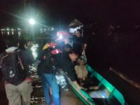 Lansia di Palangka Raya Terjebak Banjir dalam Kondisi Sakit