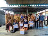 Pj Bupati Kapuas Serahkan Bantuan Kepada Korban Kebakaran di Desa Pulau Mambulau