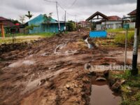 Hebat! Walau Tak Diperhatikan Pemerintah, Warga Menteng Palangka Raya Rela Patungan Demi Perbaiki Jalan Rusak dan Bangun Saluran Irigasi