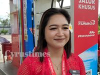 Hari Kartini di Palangka Raya, Petugas SPBU Wanita Kenakan Kebaya