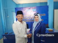 Fairid Naparin Jabat Tangan Umi Mastikah Usai Mendaftar Bacalon Wali Kota Palangka Raya di DPC Partai Demokrat