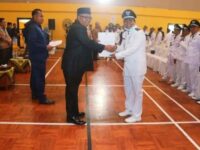 Bupati Kabupaten Sukabumi H Marwan Hamami (Baju Hitam) saat lakukan pengukuhan perpanjangan jabatan 378 Kepala Desa setempat. Foto/istimewa