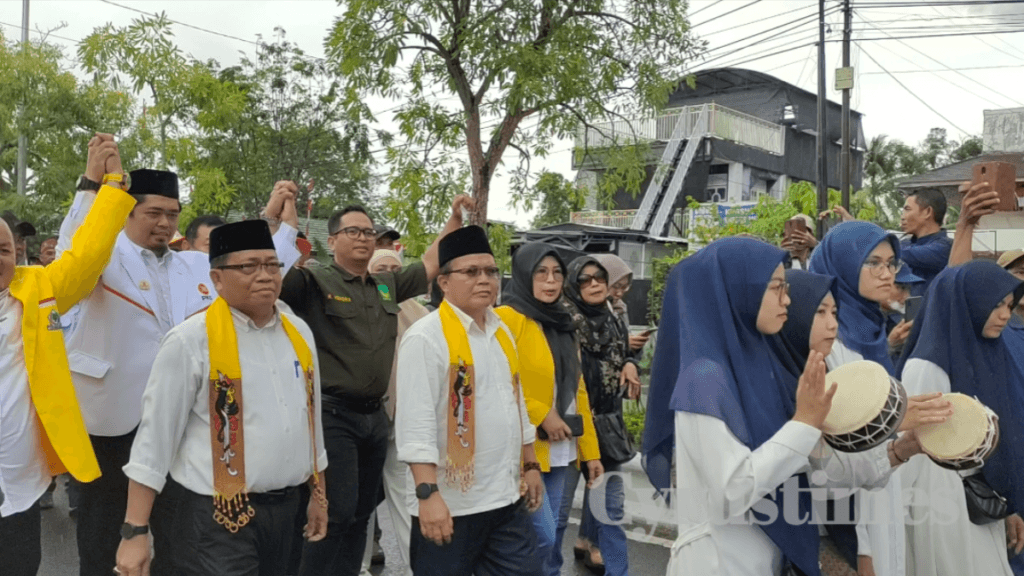 Kenakan Selendang Motif Dayak, Erlin-Alberkat Mendaftar di KPU Kapuas