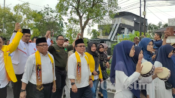 Kenakan Selendang Motif Dayak, Erlin-Alberkat Mendaftar di KPU Kapuas