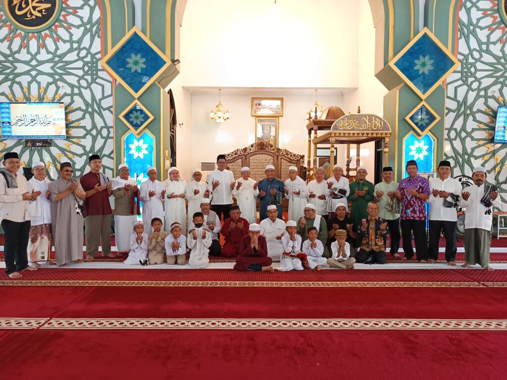 Jalin Silaturahmi, Pj Bupati Kapuas Laksanakan Sholat Jum’at di Masjid Al Mukaram Amanah