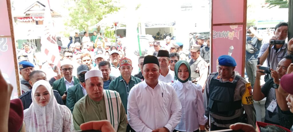 Resmi Daftar ke KPU, Abdurrahman Bahasyim dan Tommy Saputra Siap Maju Pilkada Kapuas 2024