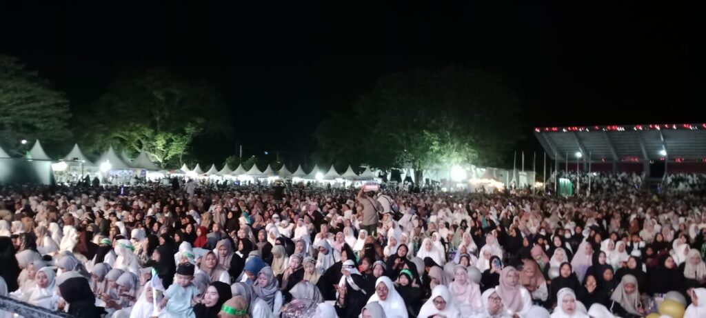 Ribuan Umat Islam Hadiri Kalteng Bersholawat di Lapangan Stadion Panunjung Tarung Kapuas