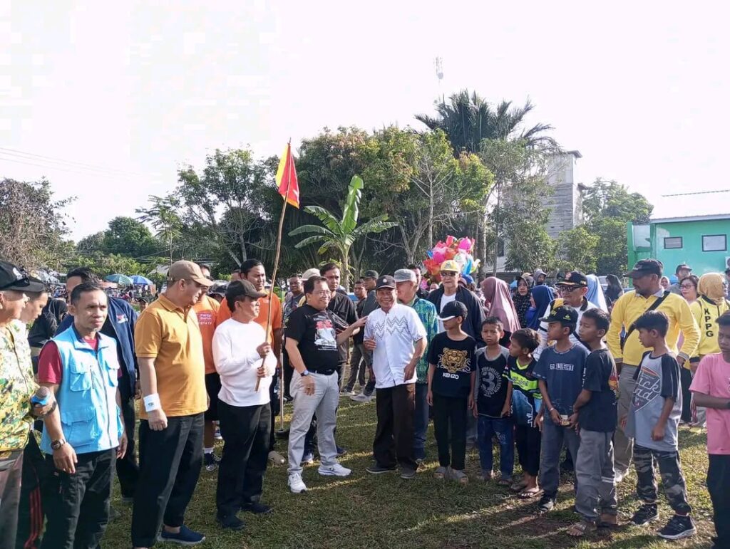 Ratusan Warga Palingkau Hadiri Jalan Santai Bareng Asri dan Erlin Hardi