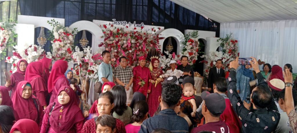 Bakal Calon Bupati Kapuas Erlin Hardi, Hadiri Resepsi perkawinan Didesa Lahai