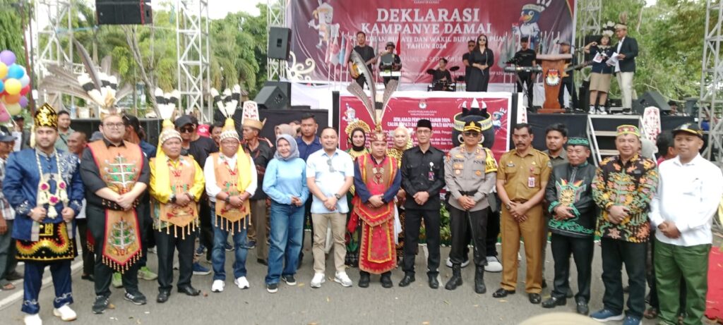 Lima Paslon Bupati dan Wakil Bupati Kapuas Ikuti Pawai Deklarasi Kampanye Damai Pilkada 2024