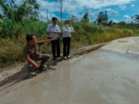 Pj Bupati Barito Selatan Tinjau Jalan Rusak di Desa Wungkur Baru-Baruang