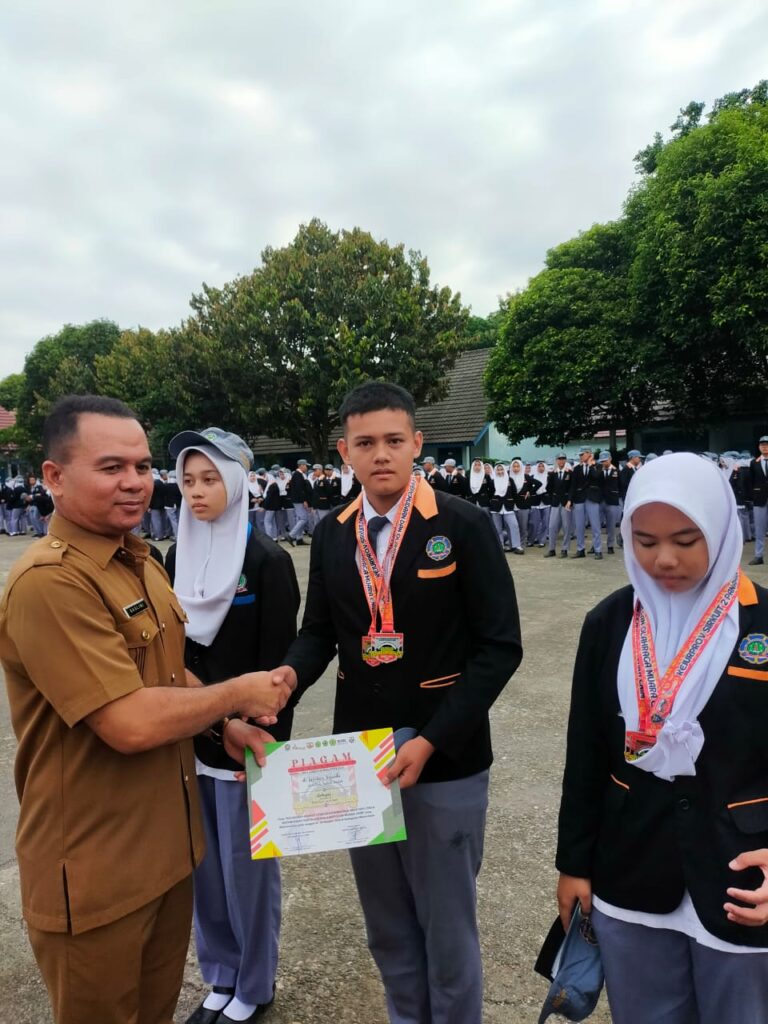 Gelar Apel Pagi, SMANPALA Serahkan Penghargaan dan Medali Untuk Siswa-Siswi Berprestasi