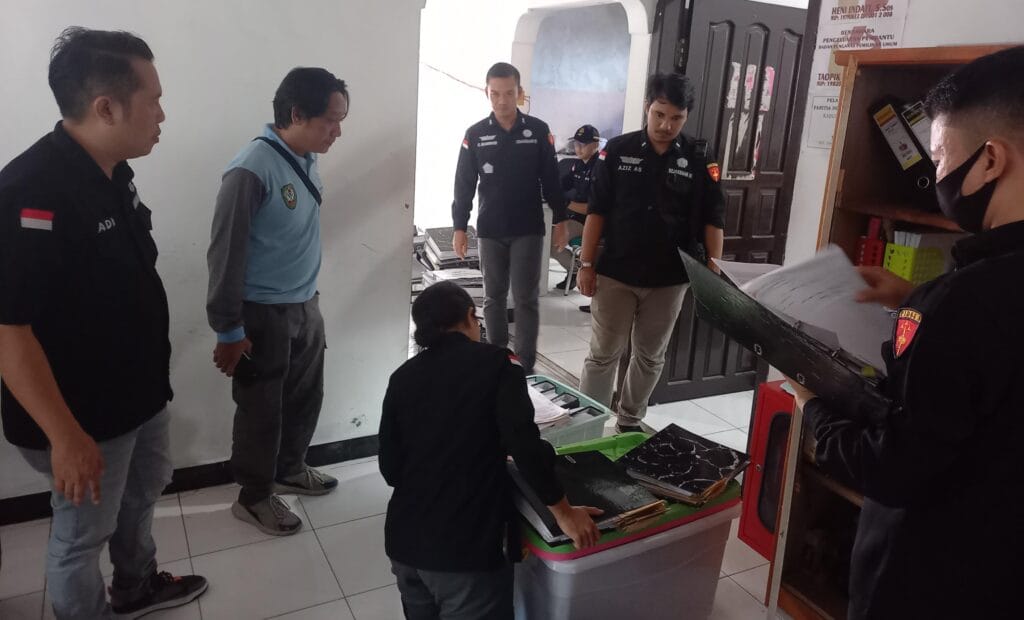 Geledah Kantor Bawaslu Seruyan, Kejati Kalteng Sita Dokumen Terkait Dugaan Korupsi