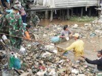 Pj Wali Kota Palangka Raya Ajak Masyarakat Jaga Kebersihan Lingkungan Lewat Kerja Bakti Bersama TNI dan Polri