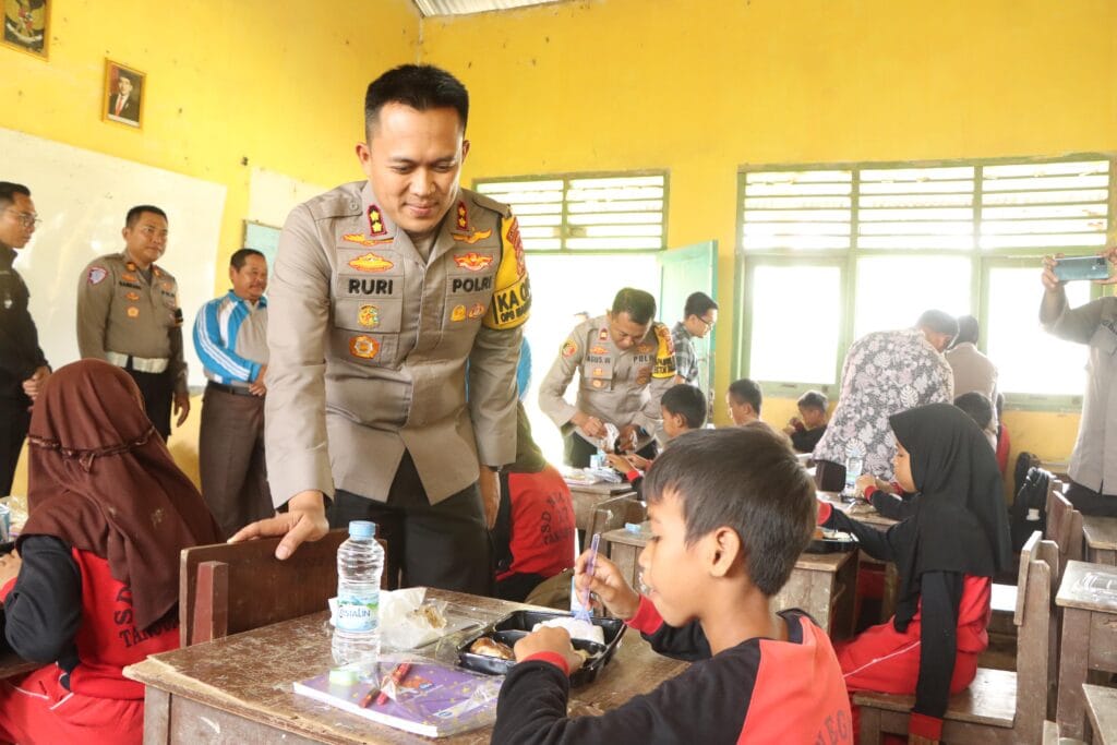 Polres Banyuasin bagikan Makanan Bergizi Gratis untuk Siswa SDN 17 Tanjung Lago