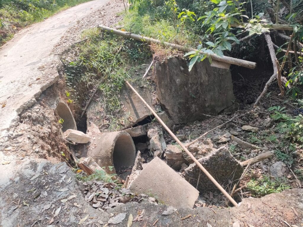 PEMBANGUNAN JALAN COR BETON DESA BATU PUTIH DIDUGA DI KERJAKAN ASAL JADI SAJA
