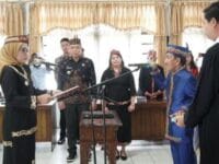 Hera Nugrahayu Lantik Ethel Sumadi Sebagai Damang Kepala Adat Dayak Kecamatan Bukit Batu